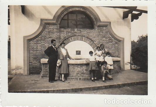 Fotograf&iacute;a antigua: Preciosa fotograf&iacute;a. Familia en una fuente art dec&oacute; de ladrillo. A&ntilde;os 40. ff