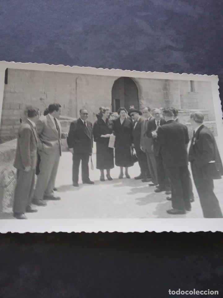 Fotograf&iacute;a antigua: Fotograf&iacute;a Santos Esquivias acompa&ntilde;ado frente al castillo de Bellver (391-3)-2)