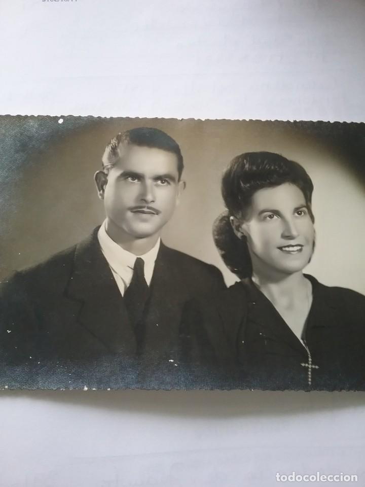 Fotograf&iacute;a antigua: Fotograf&iacute;a troquelada pareja a&ntilde;os 40 (392-1)