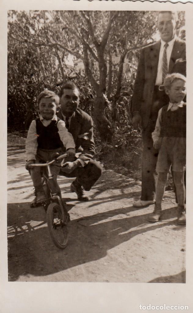Antique Photography: Bonita foto. Ni&ntilde;o montando en bicicleta. A&ntilde;os 50.