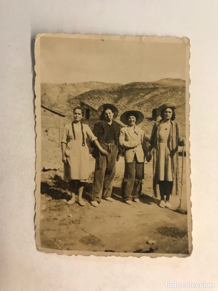 Alte Fotografie: JUMILLA. Fotograf&iacute;a antigua.. se&ntilde;oras trabajando con Alegr&iacute;a.. (h.1945?)