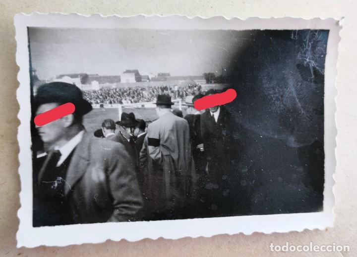 Fotografia antiga: antigua fotograf&iacute;a. En el campo de f&uacute;tbol del Sabadell. Foto a&ntilde;o 1943.
