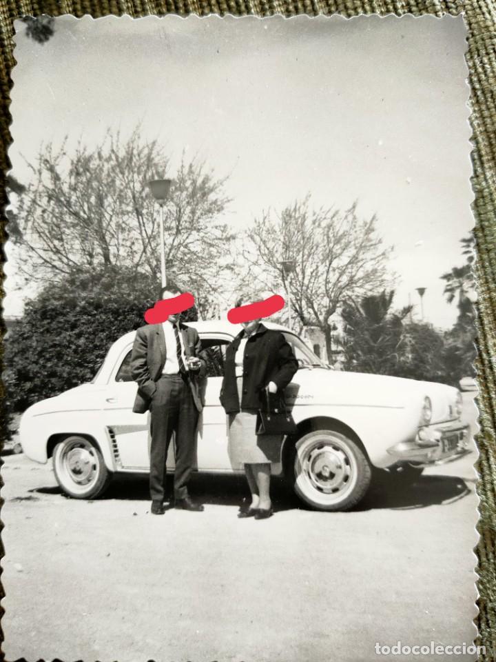Antique Photography: Antigua fotograf&iacute;a. Coche Renault dauphin&eacute;. Foto a&ntilde;os 50/60.