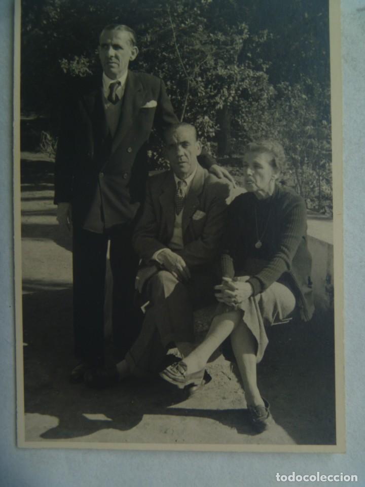 Fotografia antica: FOTO DE TRES SE&Ntilde;ORES MAYORES EN EL PARQUE , PARECEN HERMANOS