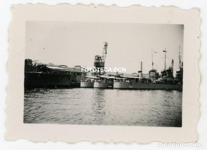 Photographie ancienne: FOTO ORIGINAL PUERTO DE BARCELONA MARINA ESPA&Ntilde;OLA ACORAZADO BARCO DE GUERRA GRUA A&Ntilde;OS 40