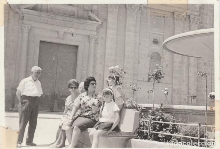 Fotograf&iacute;a antigua: Preciosa fotograf&iacute;a. Familia posando delante de una catedral. A&ntilde;os 60.