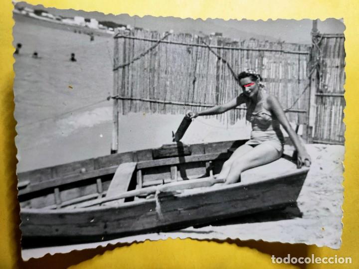 Fotografia antica: Antigua fotograf&iacute;a. Chica en ba&ntilde;ador. En la barca. Foto a&ntilde;os 50/60.