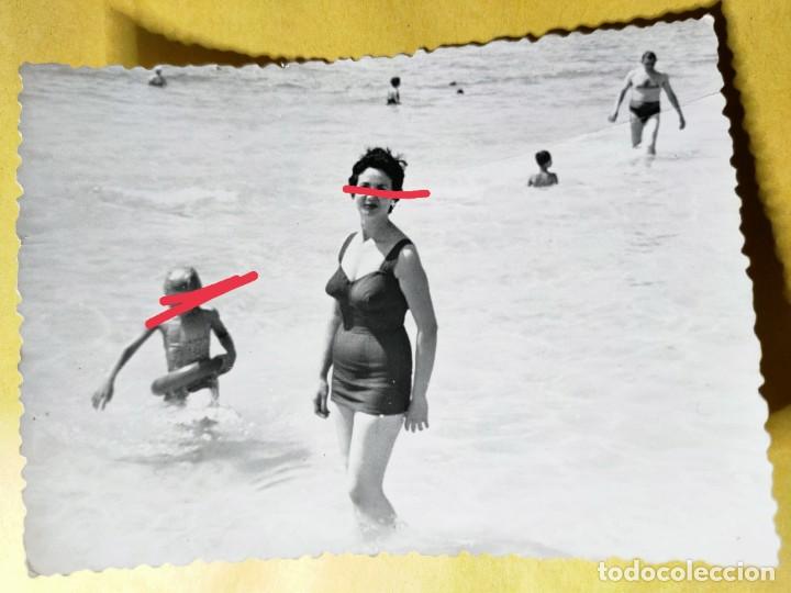 Fotografia antiga: Antigua fotograf&iacute;a. Chica en ba&ntilde;ador. Foto a&ntilde;os 50.