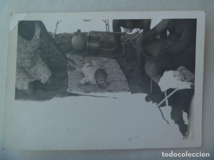 Fotograf&iacute;a antigua: FOTO DE FAMILIA EN BA&Ntilde;ADOR EN LA PLAYA, BEBE A LA SOMBRA Y BOTIJO