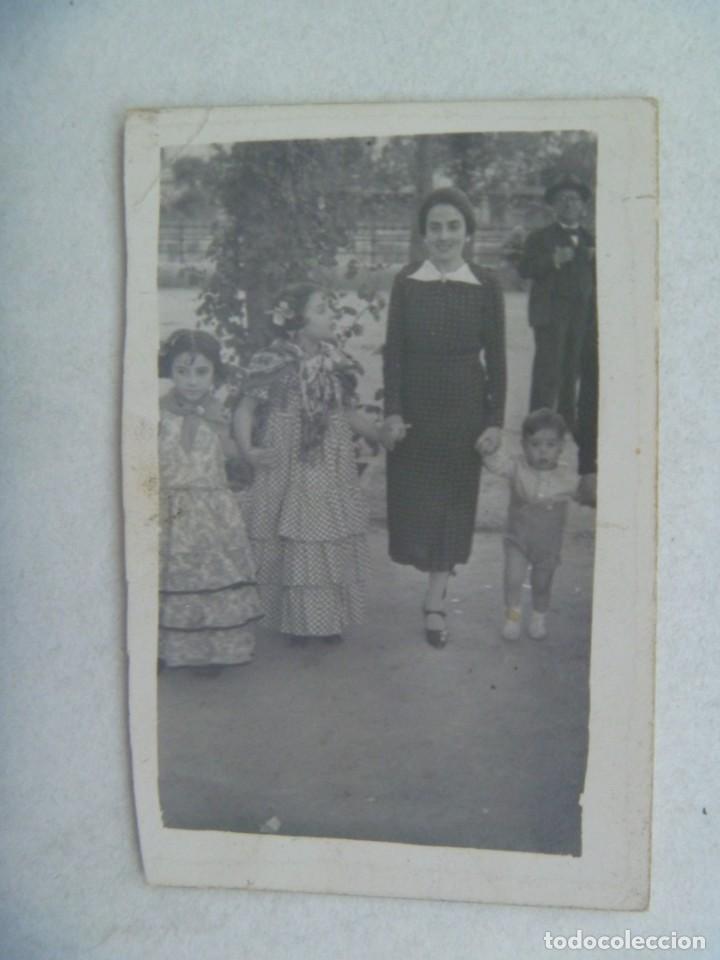 Fotograf&iacute;a antigua: MINUTERO DE FOTOGRAFO DE FERIA : MADRE Y NI&Ntilde;AS VESTIDAS DE FLAMENCA. A&Ntilde;OS 30