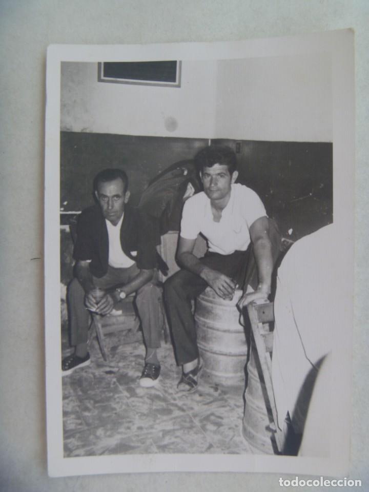 Photographie ancienne: FOTO DE HOMBRES EN EL BAR O TABERNA, UNO SENTADO SOBRE UN BARRIL DE CERVEZA