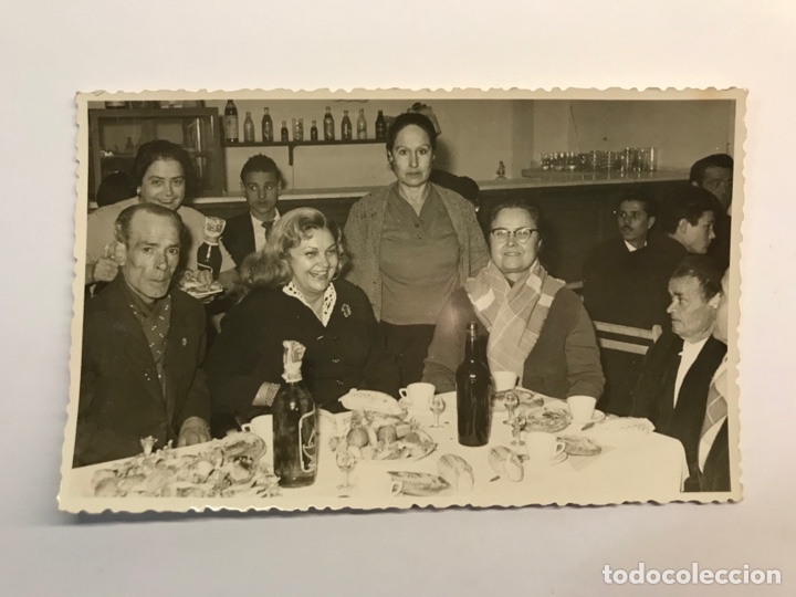 Fotograf&iacute;a antigua: VALENCIA. Fotograf&iacute;a aquellos bares de pueblo.., animada con zarzaparrilla la Se&ntilde;era (a.1959)
