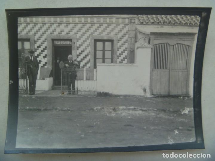 Fotografia antiga: FOTO DE SE&Ntilde;ORES POSANDO ANTE UNA CASA LLAMADA VILLA DOLORES. PRINCIPIOS DE SIGLO