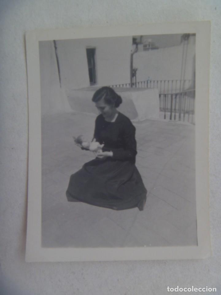 Fotograf&iacute;a antigua: PEQUE&Ntilde;A FOTO DE MUJER DE LUTO CON UNA IMAGEN DEL NI&Ntilde;O JESUS , 1953