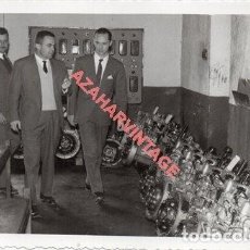 Fotografía antigua: LINARES, 1962, VISITA FABRICA LAND ROVER DEL PRINCIPE CARLOS HUGO DE BORBON, MUY RARA, 175X115MM. Lote 265200289