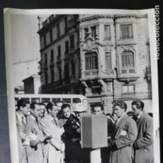 Fotografía antigua: MADRID ESCENA URBANA CRUCE ALCALA GRAN VIA POLICIA MUNICIPAL ENSEÑANDO MAQUINA 12 X 17,5 CTMS
