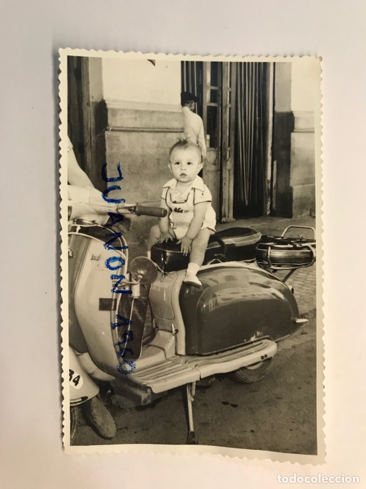 Fotograf&iacute;a antigua: NI&Ntilde;OS Y VESPA. Fotograf&iacute;a el joven Paquito aprendiendo a conducir la Vespa (a.1963)