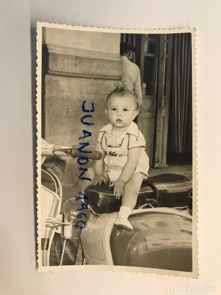 Fotograf&iacute;a antigua: NI&Ntilde;OS Y VESPA. Fotograf&iacute;a el joven Paquito aprendiendo a conducir la Vespa (a.1963)