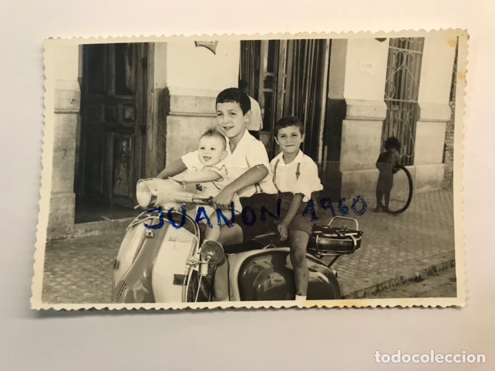 Fotograf&iacute;a antigua: NI&Ntilde;OS Y VESPA. Fotograf&iacute;a el joven Paquito y sus compinches (a.1963) Edilberto Gonzalez, fotografo
