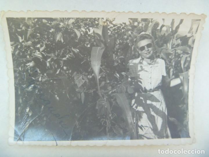 Fotograf&iacute;a antigua: FOTO DE MUJER CON GAFAS DE SOL EN UN JARDIN, 1944