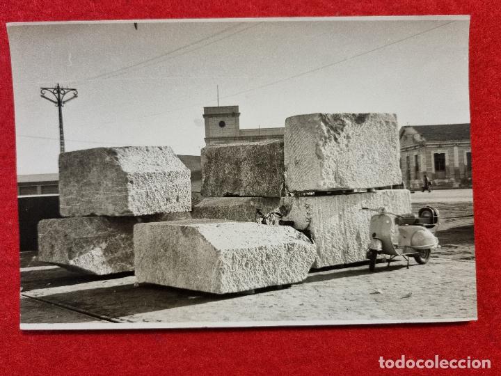 Fotograf&iacute;a antigua: FOTO FOTOGRAFIA GRANDES PIEDRAS Y VESPA EN PUEBLO DE ALICANTE ORIGINAL F14