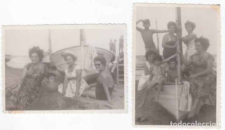 Photographie ancienne: 2 alegres fotos. En la playa. Mujeres y ni&ntilde;os con ba&ntilde;ador posando en una barca. A&ntilde;o 1961. aa