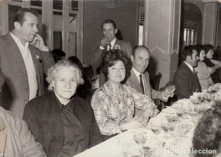 Fotografia antiga: Elegante banquete. Se&ntilde;ores con cigarro. A&ntilde;o 1971 aa