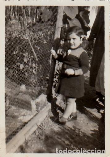 Fotografia antica: Bonita foto. Peque&ntilde;a ni&ntilde;a junto a un gallinero. A&ntilde;os 30 aa