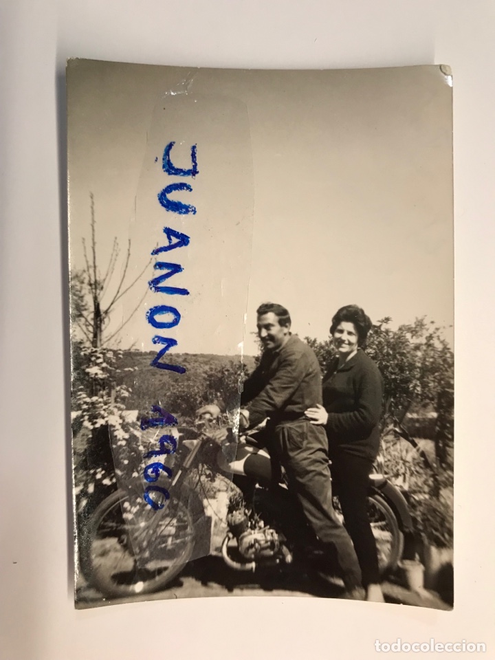 Fotograf&iacute;a antigua: FOTOGRAF&Iacute;A. Disfrutando de su Montesa.., verano de 1960.