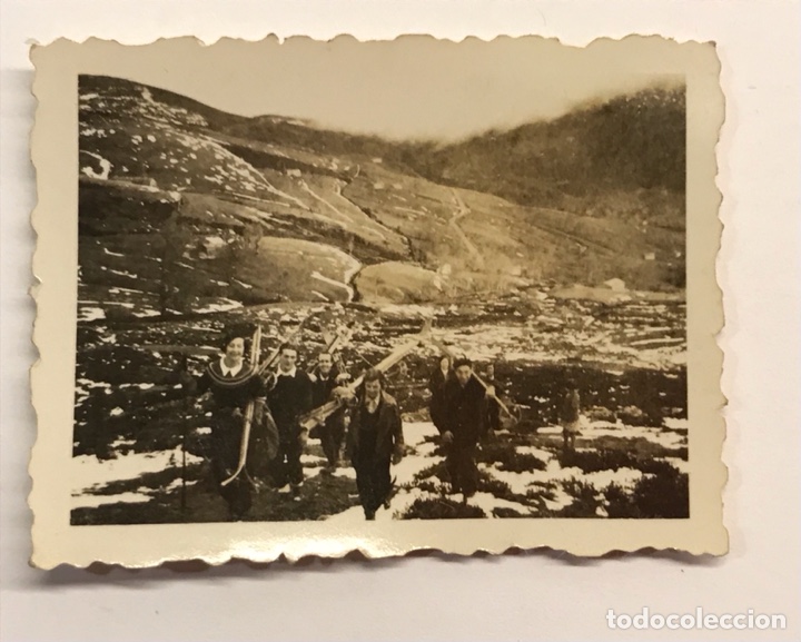 Fotograf&iacute;a antigua: FOTOGRAF&Iacute;A ANTIGUA. Regresando de las pistas de Esqu&iacute; (h.1940?)