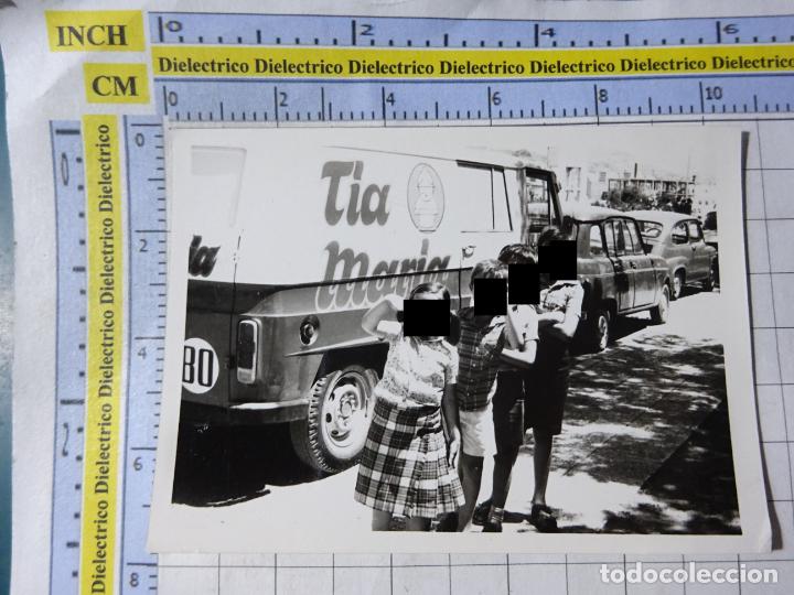 Fotograf&iacute;a antigua: FOTO FOTOGRAF&Iacute;A. NI&Ntilde;OS. FURGONETA REPARTO LICOR TIA MAR&Iacute;A. RENAULT 4 4L. 675