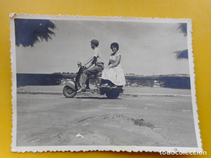 Fotograf&iacute;a antigua: ANTIGUA FOTOGRAFIA.CHICO CHICA EN VESPA 125. FUENTERRABIA 1958