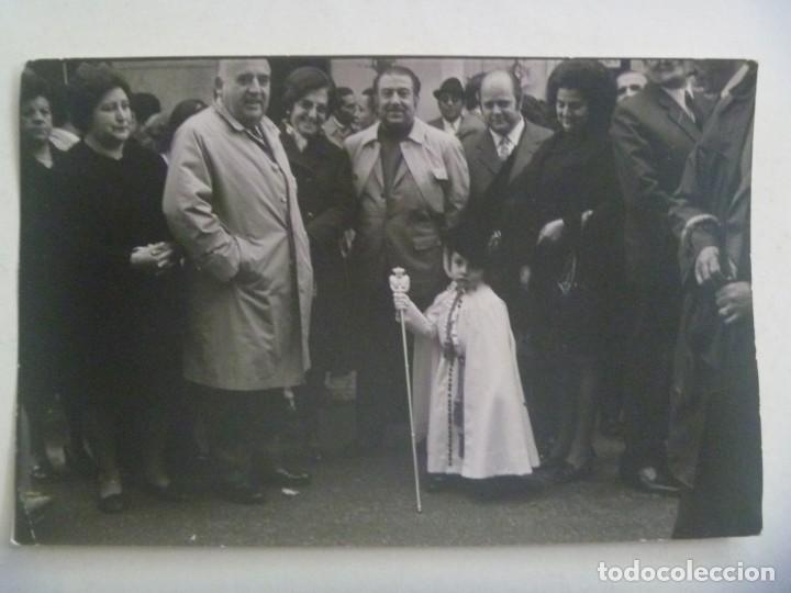 Fotografia antiga: SEMANA SANTA DE SEVILLA : FOTO DE NI&Ntilde;O VESTIDO DE NAZARENO Y GENTE ... 11,5 X 18 CM