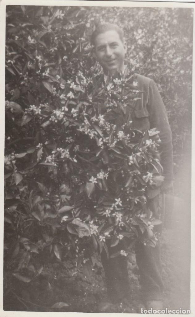 Fotografia antica: Joven en el jard&iacute;n. Militar? A&ntilde;os 20.