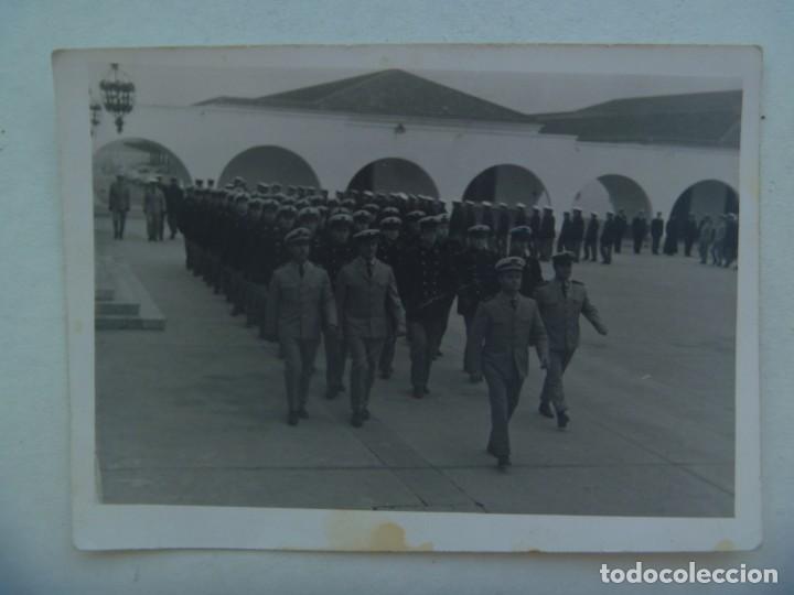Fotograf&iacute;a antigua: FOTO DE MILITARES DE INFANTERIA DE MARINA DESFILANDO. ANTIGUO C.E.I.M. DE CARTAGENA