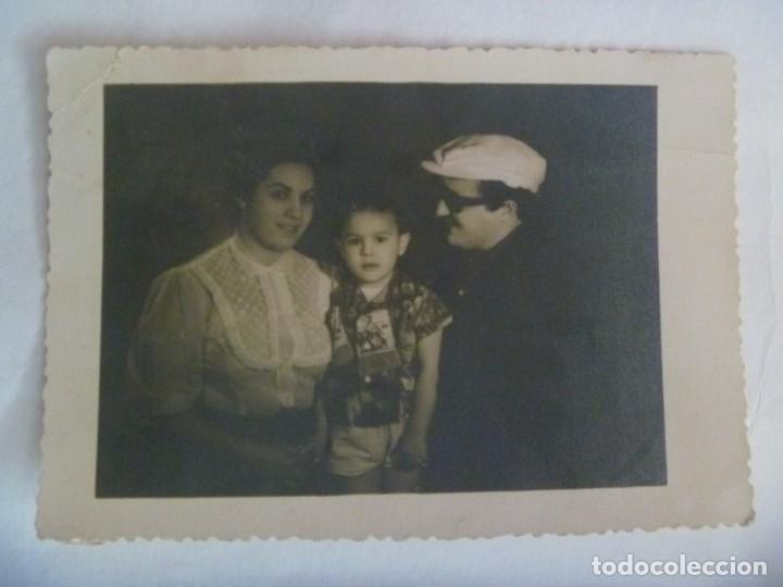 Fotograf&iacute;a antigua: FOTO DE ESTUDIO DE FAMILIA, PADRE CON GAFAS DE SOL Y GORRA