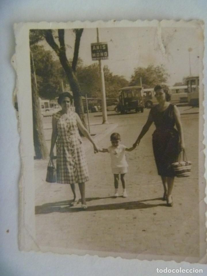 Fotograf&iacute;a antigua: MINUTERO DE FOTOGRAFO CALLEJERO MUJERES CON NI&Ntilde;O, DETRAS ANUNCIO ANIS EL MONO Y COCHES DE EPOCA