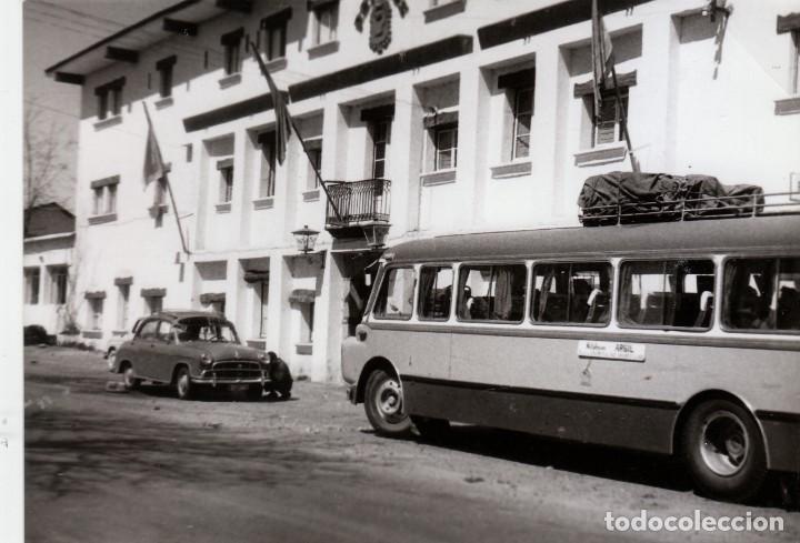 Fotograf&iacute;a antigua: Preciosa foto. Autocar con baca de equipaje. Autob&uacute;s Argil. Coche antiguo. A&ntilde;os 60.