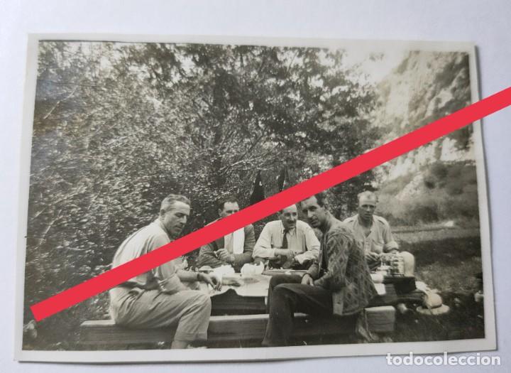 Fotografia antica: Antigua fotograf&iacute;a. Nansa. Cantabria. comida de amigos. Foto a&ntilde;os 30.