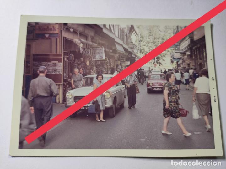 Fotograf&iacute;a antigua: Antigua fotograf&iacute;a. Lourdes a&ntilde;o 1964. Al fondo coche Renault Dauphine.