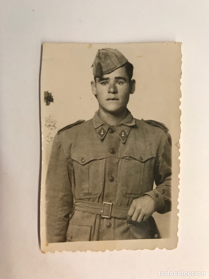 Photographie ancienne: MILITAR. Fotograf&iacute;a. Joven Artillero &hellip;. (h.1940?) Medidas: 8 x 5,5 cm.,