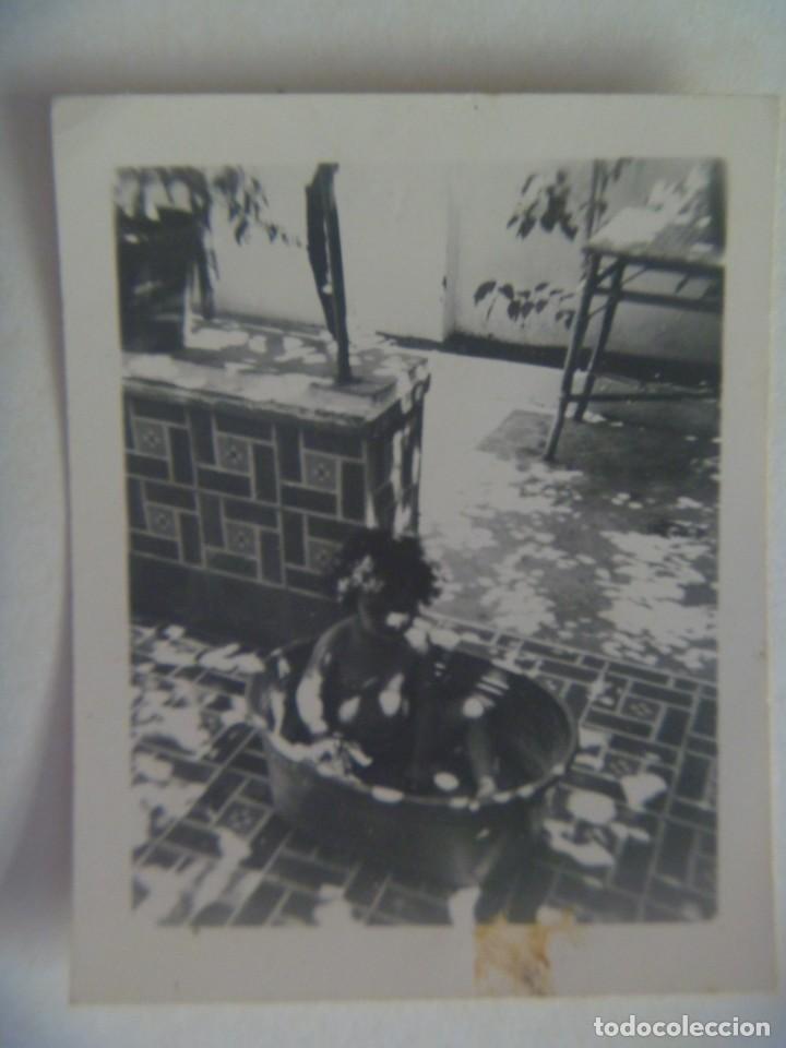 Fotografia antica: PEQUE&Ntilde;A FOTO DE NI&Ntilde;O BA&Ntilde;ANDOSE EN UN BARRE&Ntilde;O