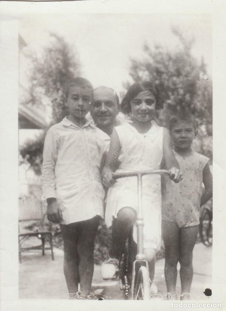 Fotograf&iacute;a antigua: Preciosa foto. Ni&ntilde;os Ni&ntilde;a en antigua bicicleta, triciclo. A&ntilde;os 20-30.