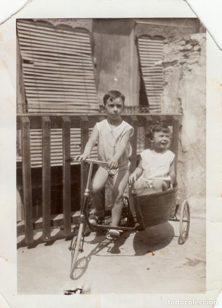 Fotografia antiga: Magn&iacute;fica foto. Ni&ntilde;o y ni&ntilde;a en un triciclo con sidecar en antigua galer&iacute;a terraza. A&ntilde;os 20-30.