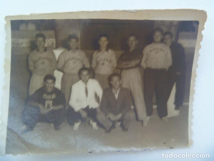 Alte Fotografie: FOTO DE JOVENES ATLETAS O, EN EL PECHO LLEVAN UN ROTULO QUE PARECE QUE PONE ALICANTE