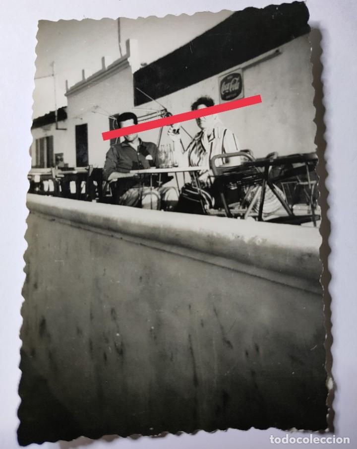 Photographie ancienne: Antigua fotograf&iacute;a. En la terraza del restaurante. detras cartel de Coca-Cola . Foto a&ntilde;os 50.