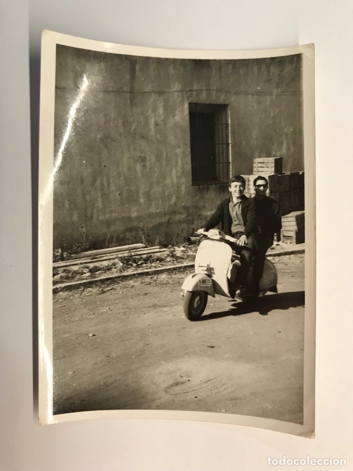 Fotograf&iacute;a antigua: LA VESPA.. fotograf&iacute;a j&oacute;venes viviendo su Libertad&hellip; (h.1960?) Medidas: 11 x 7 cm.,