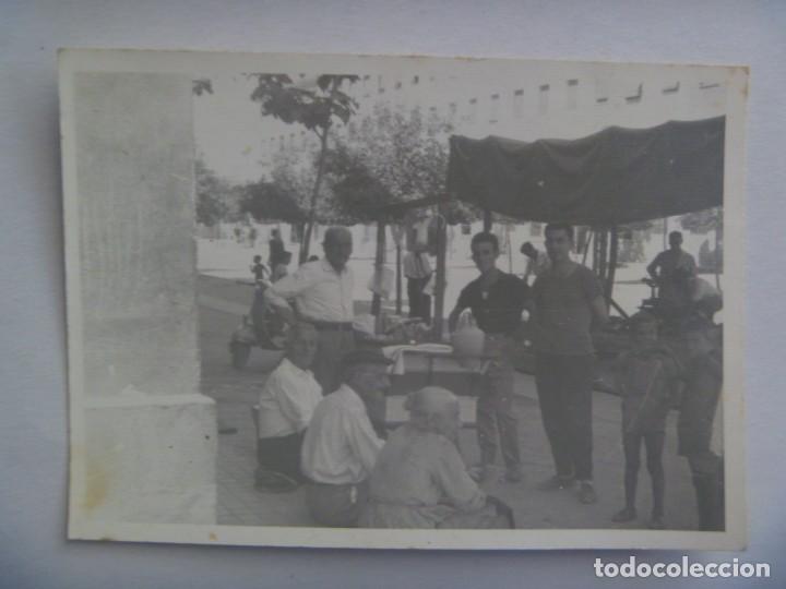 Fotograf&iacute;a antigua: FOTO DE ESCENA : VENDEDOR AMBULANTE CON BOTIJO, MOTO VESPA DETRAS, ETC