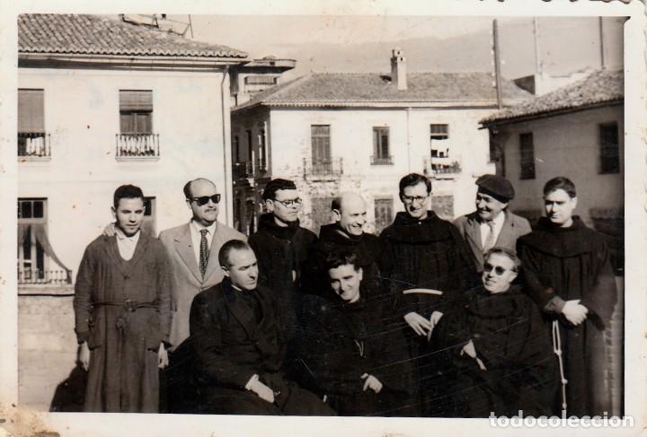 Fotograf&iacute;a antigua: Bonita foto. Excursi&oacute;n Grupo Curas, sacerdotes con joven Seminarista Poblaci&oacute;n a identificar 50s sd