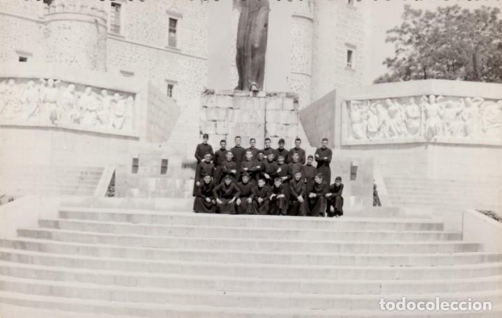 Fotograf&iacute;a antigua: Bonita foto. Grupo de curas J&oacute;venes Seminaristas en escalinata rodeados frisos y gran estatua 50s sd